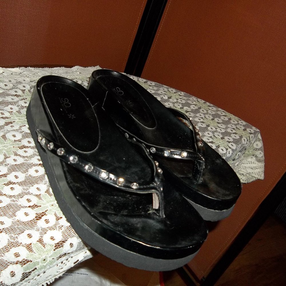 SO woman's black sandals